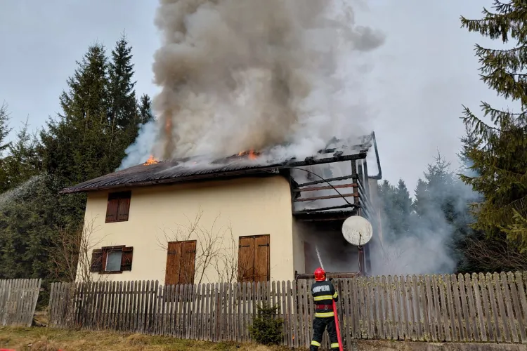 Incendiu la o cabană din Cluj! Două autospeciale de stingere și o ambulanță SMURD intervin de urgență. O femeie a suferit arsuri 