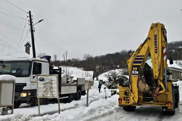 Mii de familii încă așteaptă să vină curentul, după vremea extremă ce i-a lăsat în întuneric. Unde sunt înregistrate cele mai multe probleme 