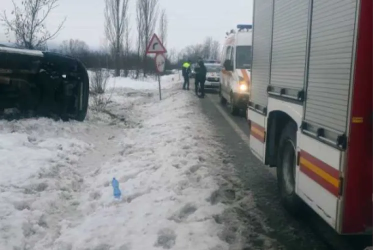 Un microbuz cu opt persoane s-a răsturnat în afara drumului! Pompierii au intervenit de urgență 