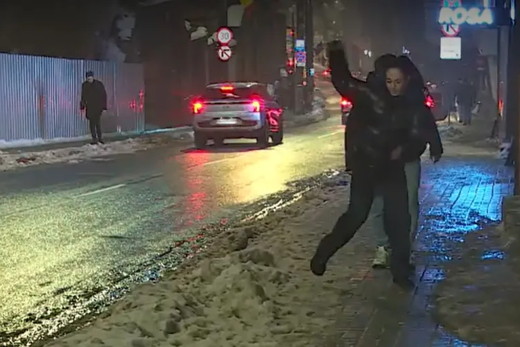 Trotuarele din Cluj-Napoca s-au transformat într-o capcană periculoasă din cauza poleiului. Zeci de oameni au ajuns la UPU cu fracturi și luxații