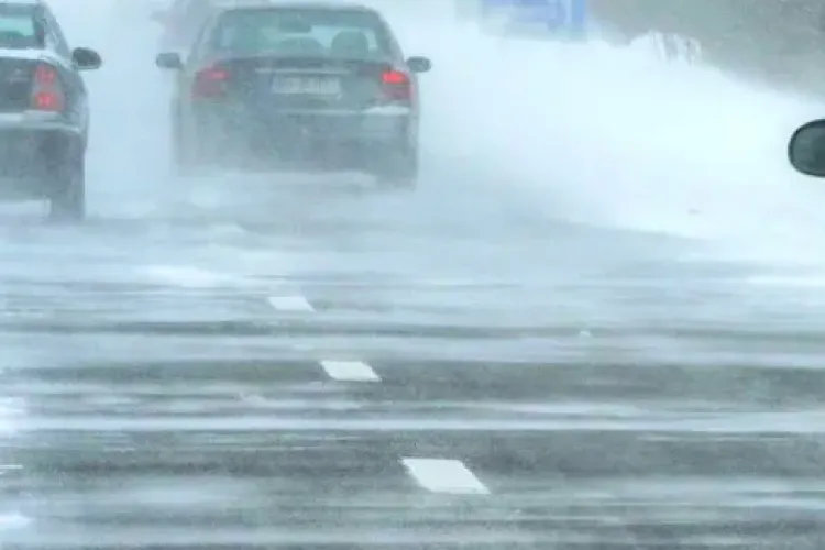 Atenție, șoferi! Ploaia înghețată transformă drumurile în patinoare! Cluj, sub COD GALBEN de polei