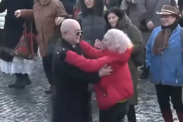 VIDEO Emil Boc nu a uitat dansul popular. Primarul a ținut ritmul alert al jocului de ziua Micii Uniri