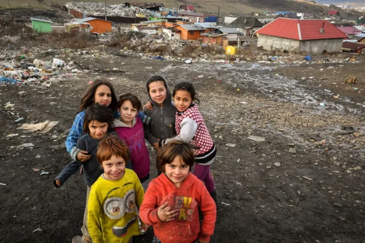 Milioane de lei pentru copiii de la Pata Rât? La micuți ajunge 15% din sumă. Banii sunt pentru salariile funcționarilor, de fapt: „9.500 lei pentru 4 ore”