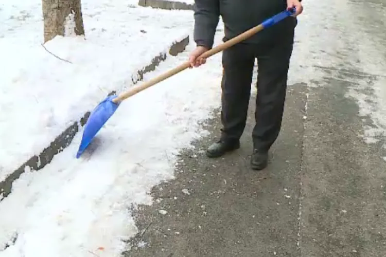 Amenzi de până la 50.000 de euro pentru cine nu-şi curăţă trotuarul de zăpadă. La Cluj-Napoca, amenda este 250 ori mai mică 