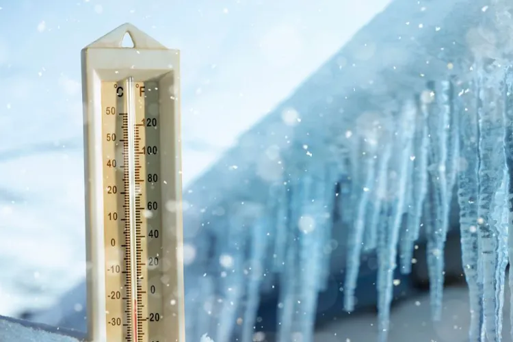 Revin temperaturile siberiene în Cluj! A fost anunțat COD GALBEN de ger de crapă pietrele. Temperaturile ajung până la -19 grade