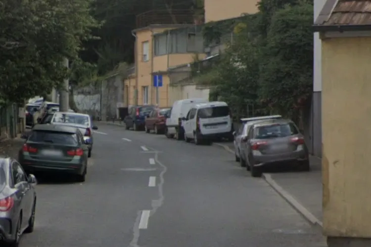 Scandalul parcărilor pe trotuar în Cluj! Un clujean acuză lipsa de reacție în fața parcărilor ilegale din oraș