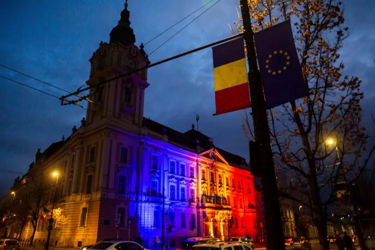Cluj-Napoca strălucește în culorile tricolorului! Primăria și podurile emblematice, iluminate pentru Ziua Unirii Principatelor Române