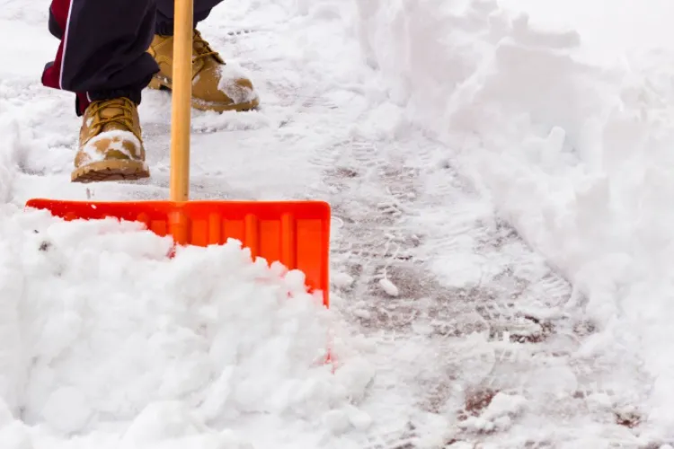 Pericol lângă o creșă din Cluj-Napoca! Părinții sunt obligați să umble cu copiii în brațe din cauza zăpezii înghețate: „Erau la un pas să cadă”