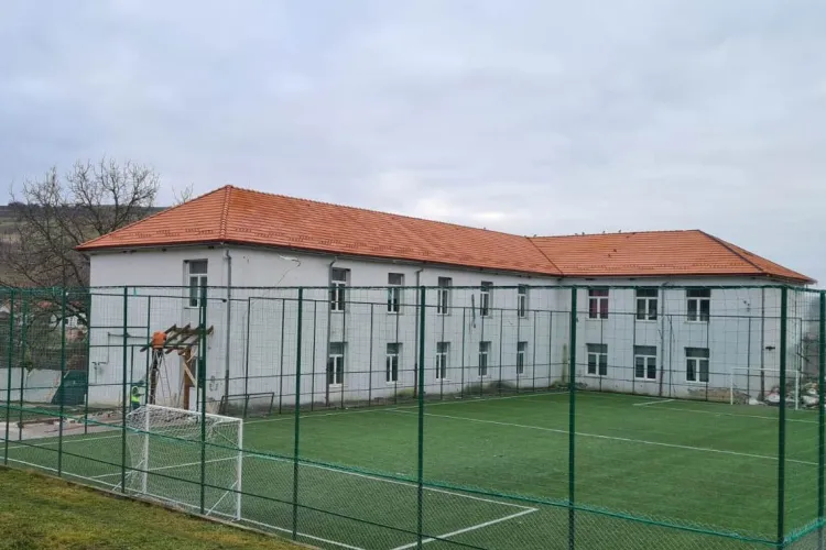 O școală din Cluj a fost transformată complet! Acoperiș nou, tavane reparate și mediu sigur pentru elevi, cu sprijinul Consiliului Județean