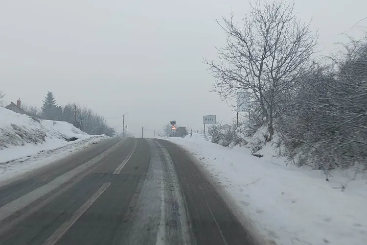 Mobilizare împotriva iernii în județul Cluj! Peste 800 de tone de material antiderapant împrăștiate pe drumuri după ninsori