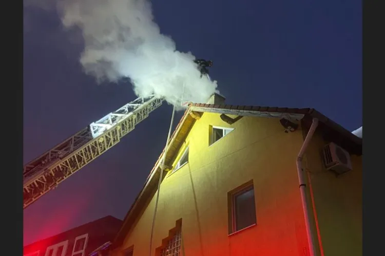 Incendiu la o clădire din Cluj-Napoca, de pe strada Soporului. Intervenție a pompierilor cu autoscara și două autospeciale FOTO