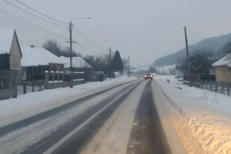 Zăpadă, polei și trafic dificil în Cluj! Consiliul Județean anunță intervenții pe zeci de drumuri județene: Ce recomandări au aceștia pentru șoferi