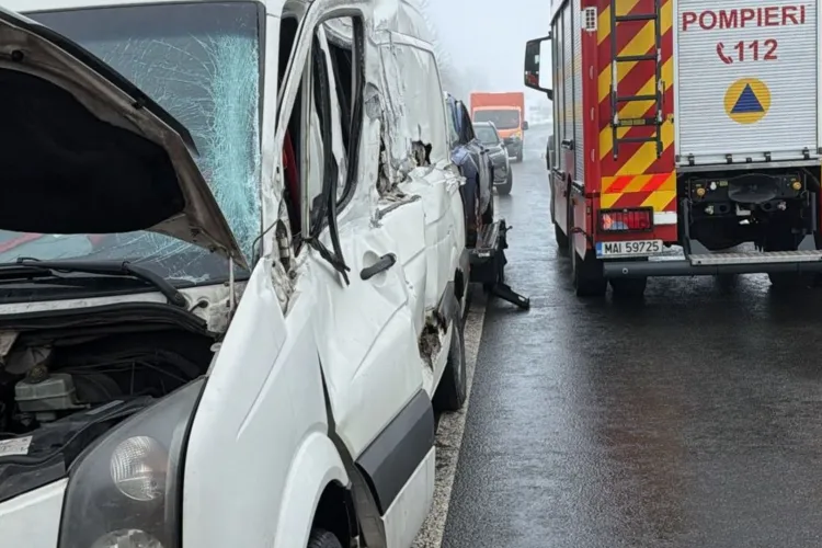 Accident grav pe un drum din Cluj: O femeie a murit după ce microbuzul care o transporta a fost lovit în plin. O altă victimă a ajuns la spital