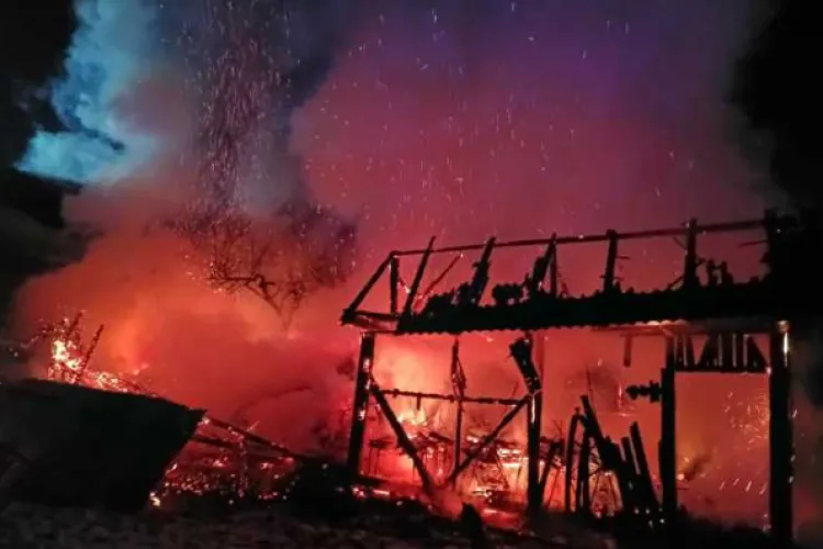 Incendiu puternic la o școală! O magazia de lemne a fost cuprinsă de flăcări. Pompierii au intervenit de urgență 