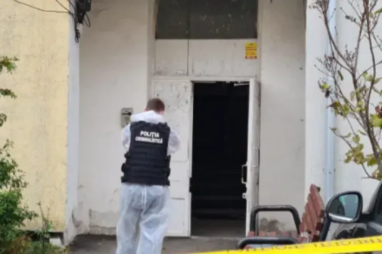 Scene de groază într-un apartament! O femeie a fost atacată și rănită grav de concubinul său. Victima a fost resuscitată și transportată la spital