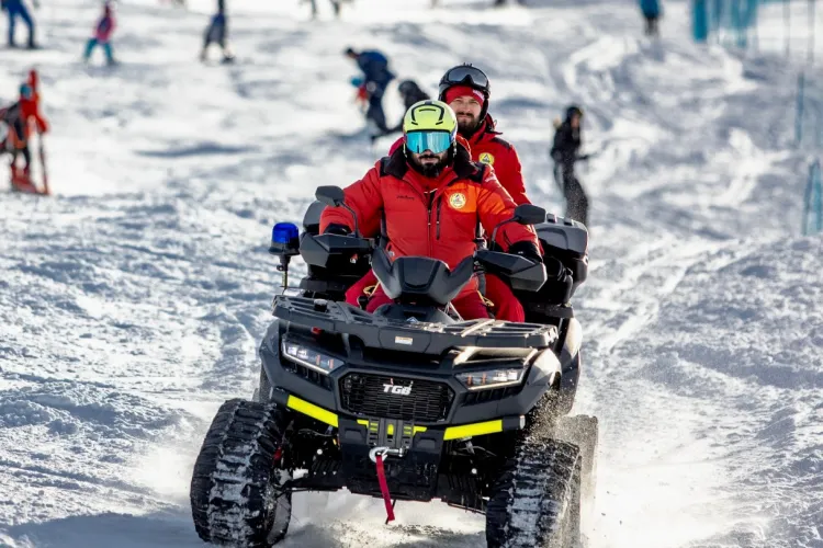 Scandal pe o pârtie de schi! Un bărbat a bătut un salvamontist din cauza unui telefon pierdut
