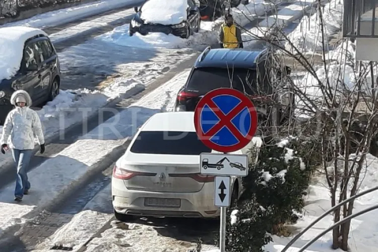 Tupeu fără margini! „Barosanii” din Cluj-Napoca parchează ilegal pe trotuar, chiar sub semnul de ridicare a mașinii