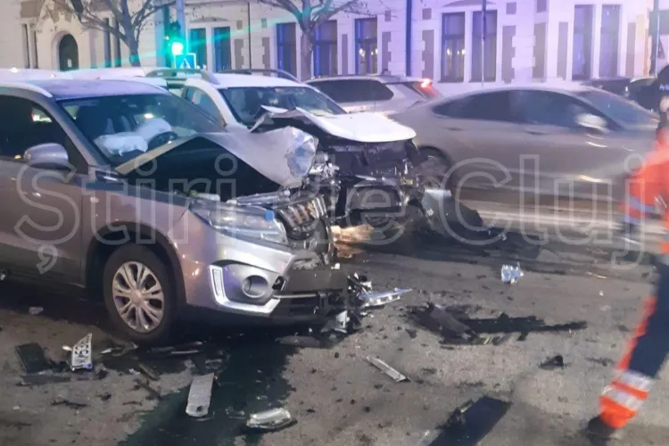 VIDEO. Cum s-a produs accidentul de pe strada Horea din Cluj-Napoca, de azi-dimineață. Un șofer nu a dat prioritate și trei oameni au ajuns la spital