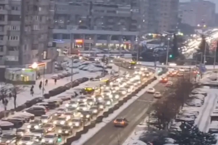 VIDEO. Așa a arătat azi traficul din Cluj! Câțiva fulgi au fost suficienți să dea orașul peste cap: „De vis! O oră și 30 minute de la Aeroport în centru!”