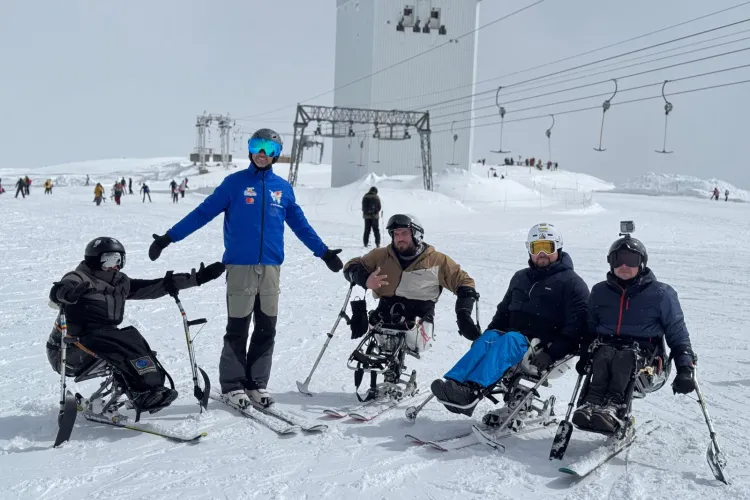 Un proiect care a început cu un vis simplu! Povestea taberelor de schi adaptat Caiac SMile care aduce speranță și formează campioni FOTO 