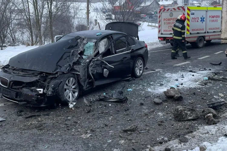 Și-a făcut praf limuzina BMW pe un drum din Cluj-Napoca. Ambulanța SMURD a fost trimisă la fața locului 