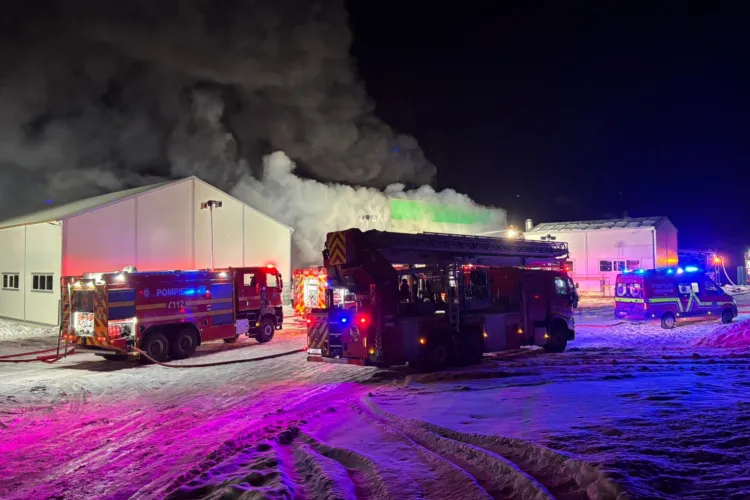 VIDEO. Incendiul uriaș de azi-noapte de la fabrica de polistiren din Iclod, Cluj, stins abia acum, după o luptă cu flăcările care a durat toată noaptea