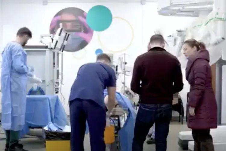 Premieră la Cluj! Medicii urologi din România învață chirurgie robotică în premieră absolută, cu roboți de ultimă generație la UMF WetLab