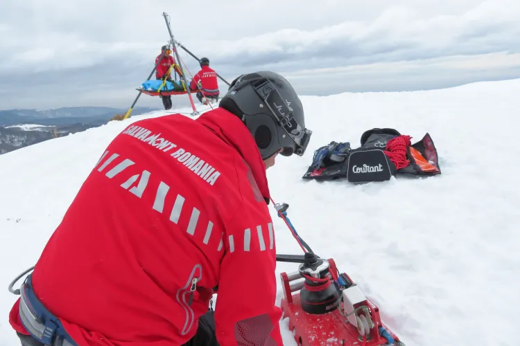 Iarna nu iartă pe nimeni! Zeci de persoane au ajuns la spital. O persoană a fost preluată de urgență cu elicopterul SMURD 