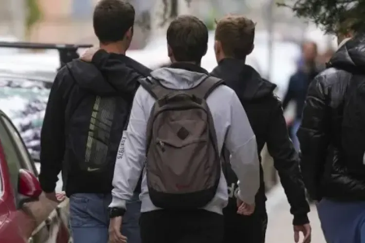 Copiii unui liceu din Cluj-Napoca sunt nevoiți să facă slalom printre mașini: „Părinții intră cu mașinile până la intrarea în școală”