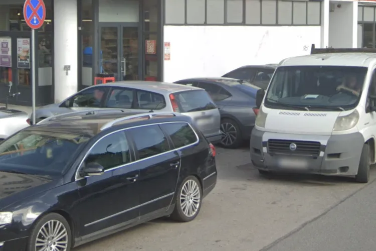 Pericol pe o stradă din Cluj! Trotuar lipsă și mașini parcate neregulamentar pun în pericol elevii și preșcolarii 