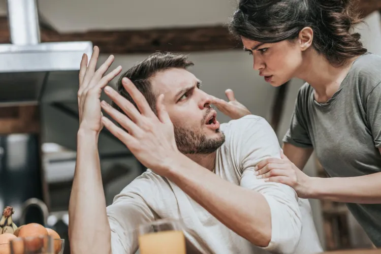 Nu doar femeile sunt victime ale violenței domestice: Cazuri recente din țară arată că bărbații și copiii sunt adesea trecuți cu vederea