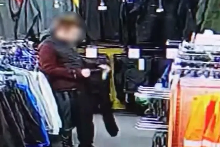 Un clujean a crezut că face „afacerea vieții” când a furat haine din Sinsey, în Platinia Cluj. Amenda? De 22 de ori mai mare decât valoarea prejudiciului