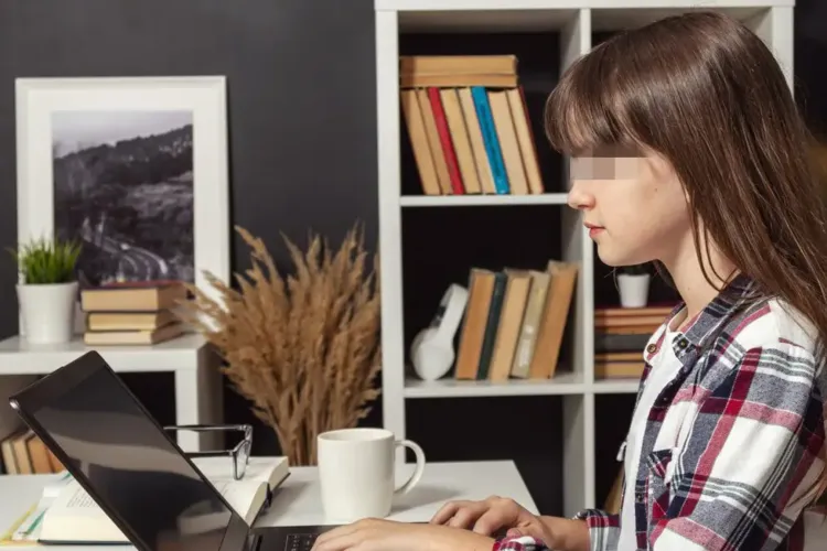 Studiu îngrijorător: Jumătate dintre adolescenții din România petrec zilnic între 2 și 4 ore în fața ecranelor. Riscă dependența de tehnologie!