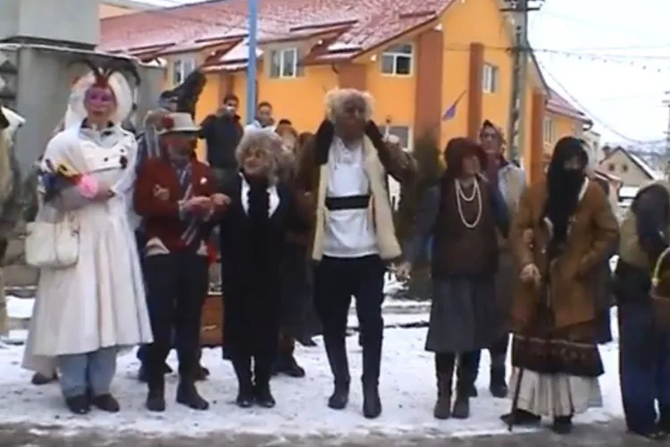 Clujenii din Bonțida reînvie o tradiție mai așteptată ca Electric Castle: „Mersul cu bucutul”: „Nu mai stați, că v-a venit vremea!”