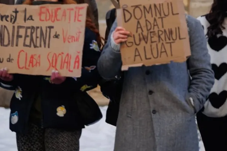 Daniel David a avut parte de o primire „călduroasă” din partea studenților din Cluj! Aceștia l-au așteptat cu pancarte și lozinci pe -15 grade