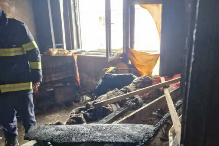 Sfârșit tragic într-un bloc de locuințe! O femeie de 60 de ani a murit intoxicată cu fum. Mai mult persoane au fost evacuate 