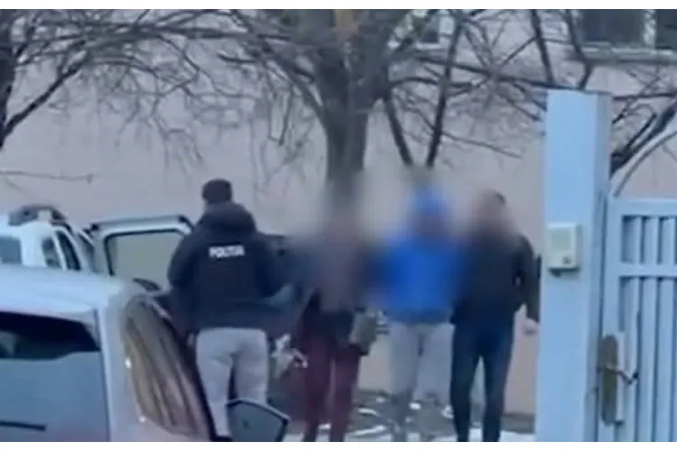 Stupefiante ascunse într-un borcan de murături! Percheziții la dealerii adolescenților implicați în uciderea minorului, găsit îngropat într-o curte