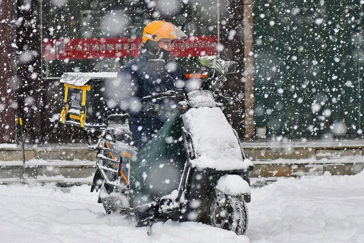 Nepoata lui Emil Boc sare în ajutorul nepalezilor care îngheață pe biciclete la minus 15 grade ca să ne aducă mâncarea: „Sclavagism modern!”