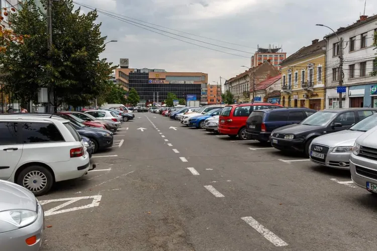 O femeie a confundat centrul Clujului cu toaleta. Și-a făcut nevoile în parcare, la câțiva metri de o toaletă publică