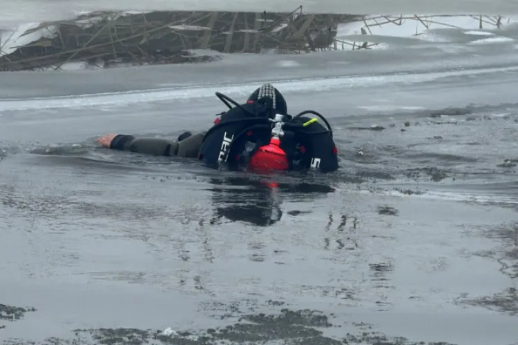 Breaking News: Pompierii și scafandrii clujeni caută un copil căzut în Râul Someș. Acțiunea contra cronometru este în desfășurare- FOTO