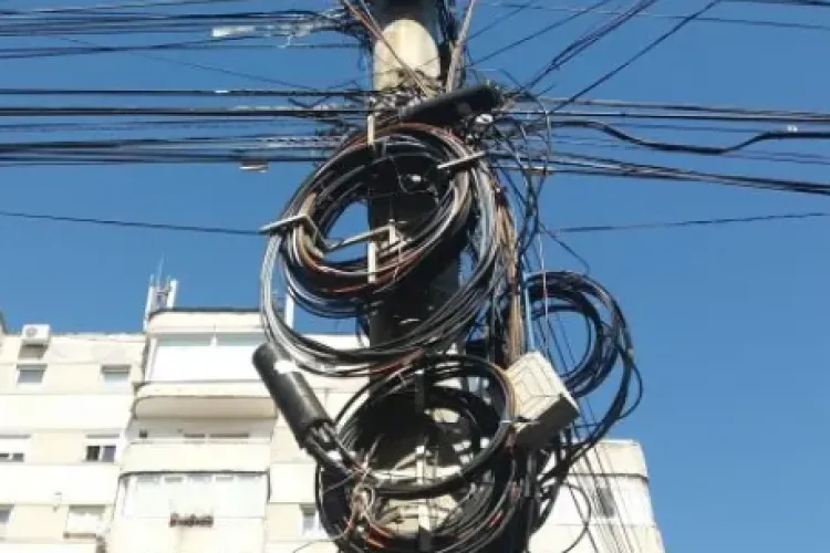 Cabluri lăsate la voia întâmplării pe o stradă din Cluj-Napoca! Locuitorii cer intervenția autorităților: „Situația durează de mai mult timp”