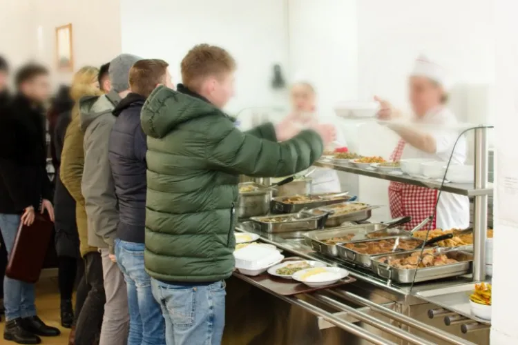 Meniul zilei la 10 lei și o cafea la 7 lei în Cluj-Napoca! Studenții se bucură de o viață ca pe vremuri: „Ne preocupă starea lor de bine”