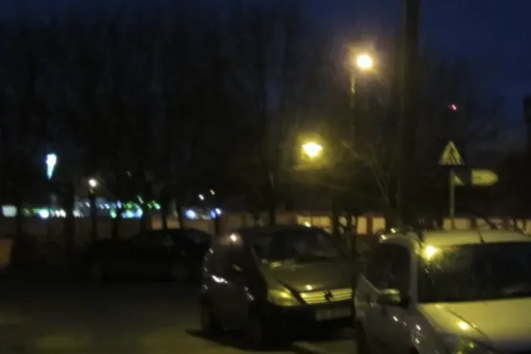 Pericol pe mai multe străzi din Cluj-Napoca! Iluminatul public cedează, iar copiii merg zilnic pe trotuare alunecoase și întunecate