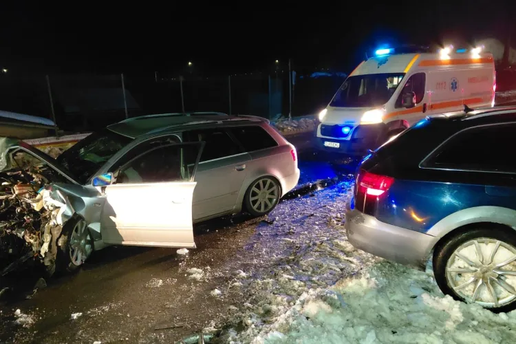 Accident cu doi răniți în județul Cluj. Un tânăr de 20 de ani cu multiple dureri și un bărbat de 50 de ani transportați la urgență FOTO