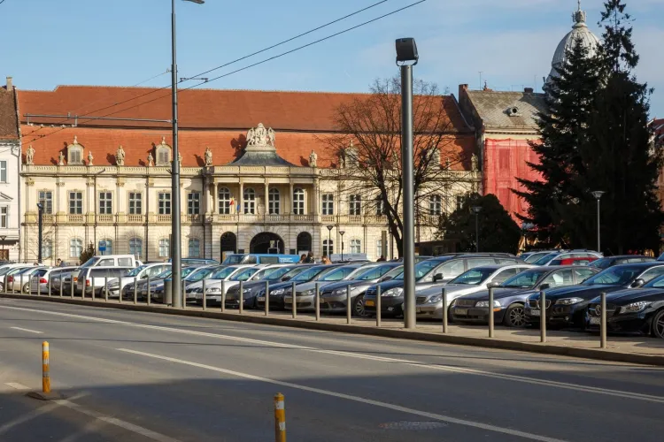 Centrul Clujului, sufocat până peste cap de mașini. Un clujean trage un semnal de alarmă dur către autorități: „Mulți nici măcar nu plătesc!”