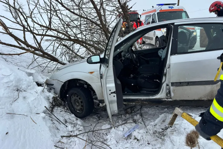 Accident cu trei răniți pe un drum înzăpezit din Cluj. Un bunic în vârstă de 80 de ani a rămas încarcerat în mașină și a fost salvat de pompieri