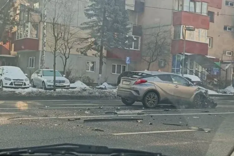 Accident în Cluj-Napoca, pe strada Observatorului. Adaptați viteza la carosabilul alunecos