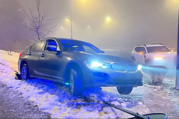 O tânără de 20 de ani, ruptă de beată, a fost văzută conducând haotic prin Cluj-Napoca. A ieșit în decor și a rupt un indicator rutier FOTO