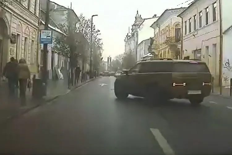 VIDEO Accident ciudat, cu un SUV uriaș, surprins LIVE în centrul Cluj-Napoca. Imaginile au fost filmate chiar de camera unei mașini implicate