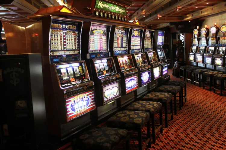 Guvernul Bolojan dă lovitura fatală caselor de pariuri din România. Reclame interzise și păcănelele scoase din localități. Există, totuși, o problemă